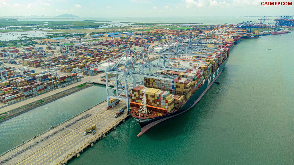 Toàn cảnh cảng CMIT - một trong những cảng container tiên phong trong việc đón tàu trọng tải trên 200 ngàn tấn tại Cái Mép-Thị Vải.