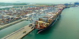 Toàn cảnh cảng CMIT - một trong những cảng container tiên phong trong việc đón tàu trọng tải trên 200 ngàn tấn tại Cái Mép-Thị Vải.