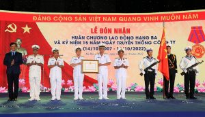 Thừa ủy quyền của Chủ tịch nước, Chuẩn Đô đốc Lương Việt Hùng trao Huân chương Lao động hạng Ba tặng Công ty cổ phần Tân cảng Cái Mép