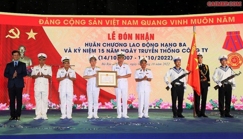 Thừa ủy quyền của Chủ tịch nước, Chuẩn Đô đốc Lương Việt Hùng trao Huân chương Lao động hạng Ba tặng Công ty cổ phần Tân cảng Cái Mép