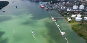 Hệ thống kho bãi, bồn chứa nhiên liệu ở dọc cảng biển Bà Rịa - Vũng Tàu - Ảnh: Đ.H.