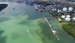 Hệ thống kho bãi, bồn chứa nhiên liệu ở dọc cảng biển Bà Rịa - Vũng Tàu - Ảnh: Đ.H.